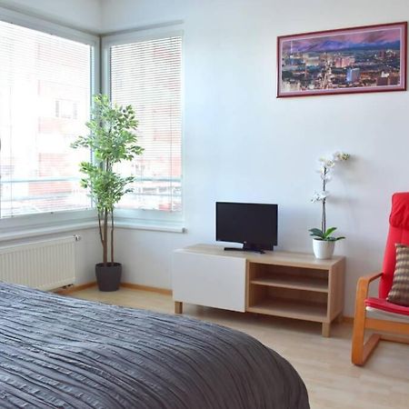 Modern Apartments - Airport 8Mins Прага Екстериор снимка