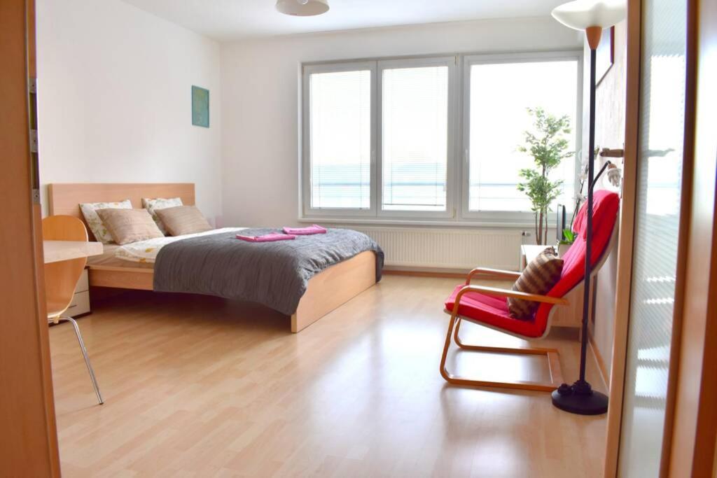 Modern Apartments - Airport 8Mins Прага Екстериор снимка