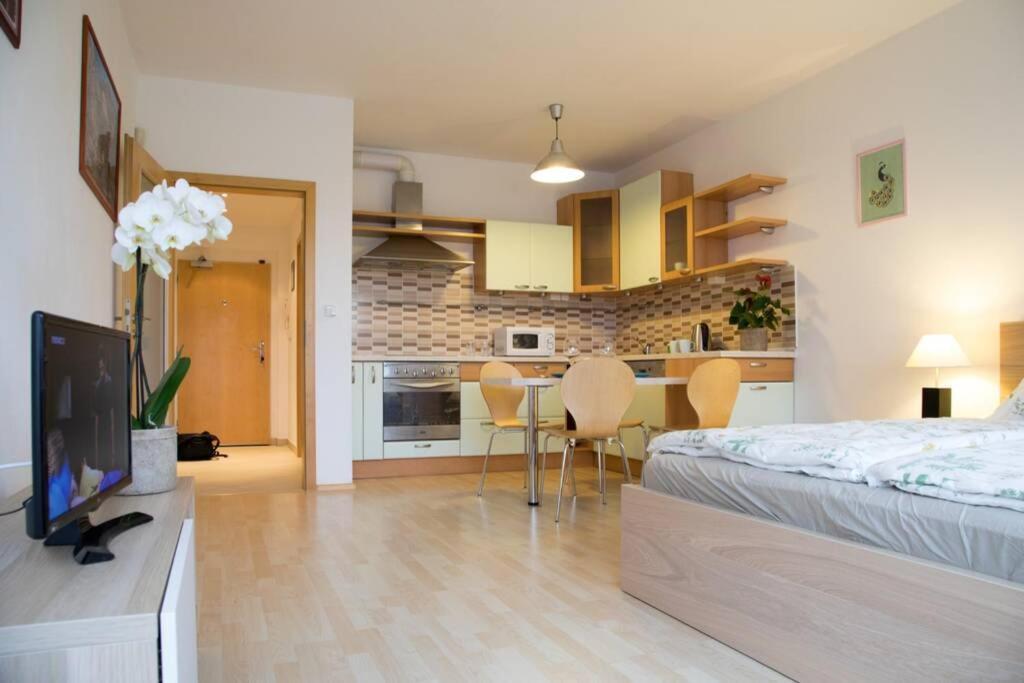 Modern Apartments - Airport 8Mins Прага Екстериор снимка