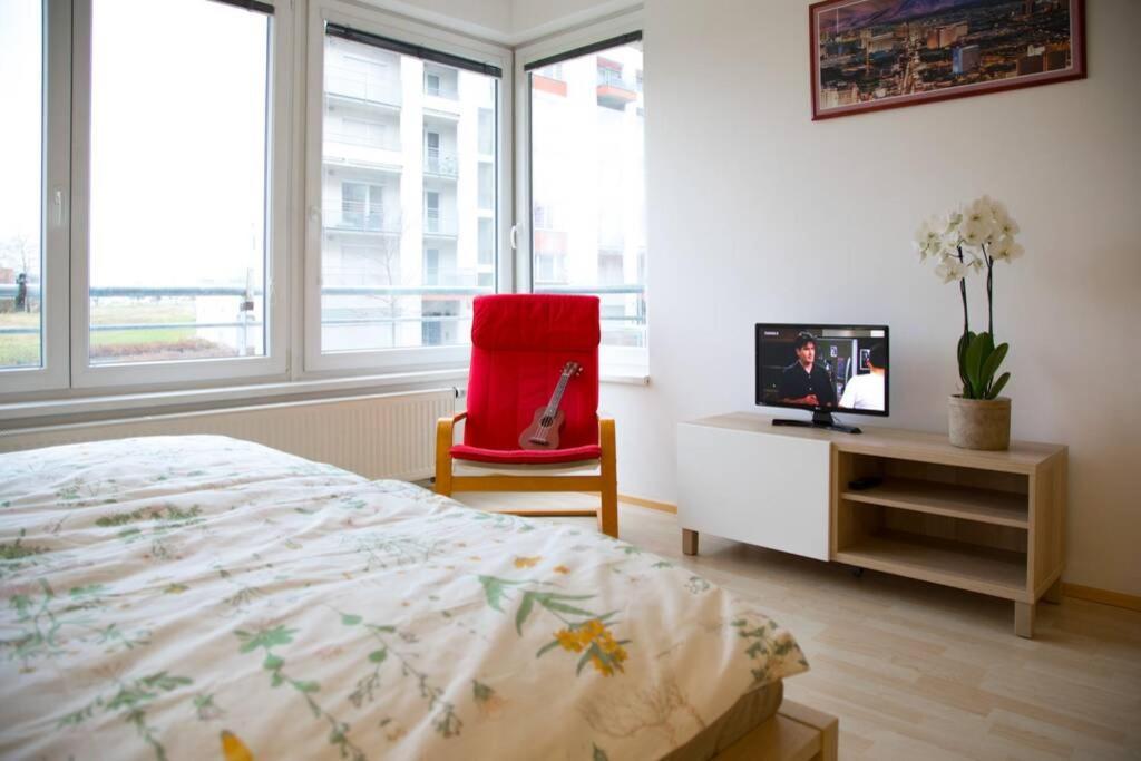 Modern Apartments - Airport 8Mins Прага Екстериор снимка