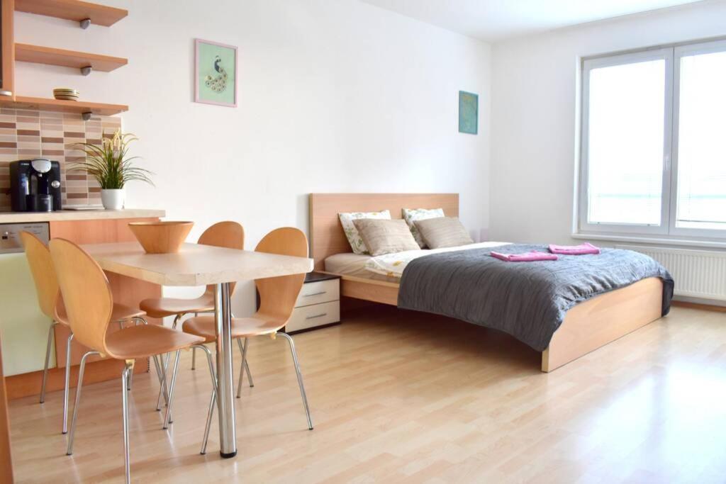 Modern Apartments - Airport 8Mins Прага Екстериор снимка