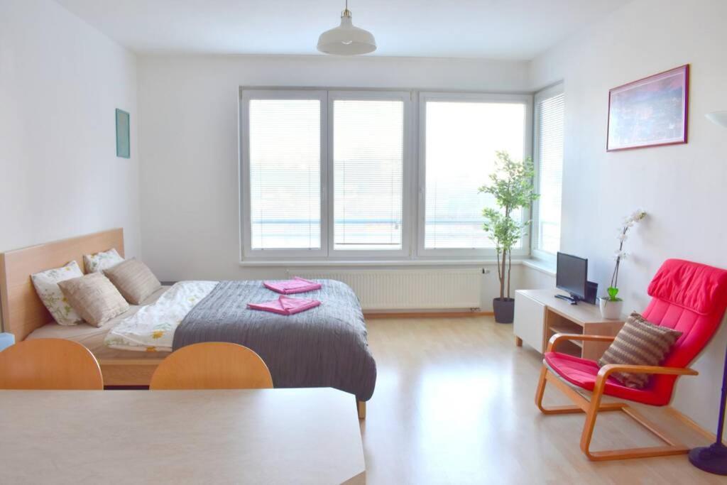 Modern Apartments - Airport 8Mins Прага Екстериор снимка